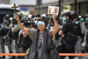 Honkongo gatvės vėl tapo aršaus karo lauku: įniršusių gyventojų nesulaiko ir karantinas