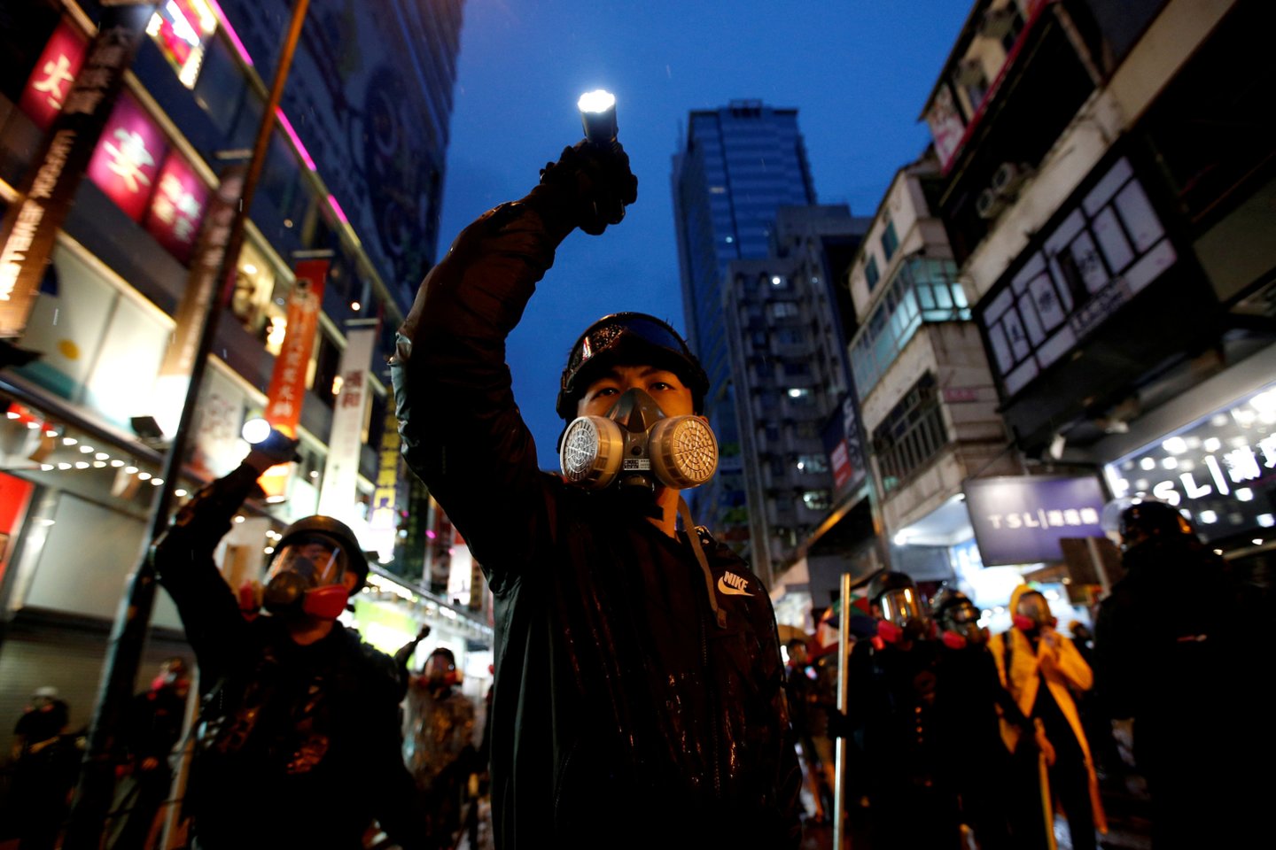 Sekmadienį protestuotojai vėl sugrįžo į Honkongo gatves. Šį kartą miesto gyventojų pyktį išprovokavo Pekino planai priimti naująjį saugumo įstatymą.<br>Reuters/Scanpix nuotr.