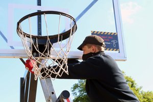 Šventė krepšinio mėgėjams – lauko aikštelėse Kaune grąžinami nusukti krepšių lankai