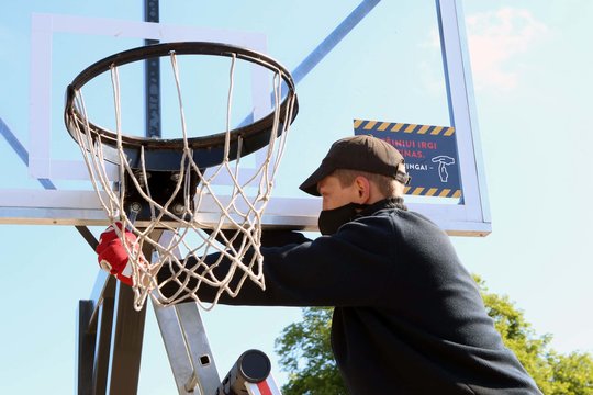 Šventė krepšinio mėgėjams – lauko aikštelėse Kaune grąžinami nusukti krepšių lankai