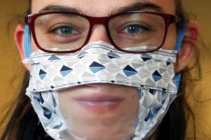 Populiarėja originalus apsaugos nuo viruso ginklas – permatomos veido kaukės