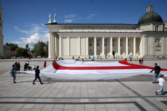 Gruzijos ambasada antradienį Vilniaus Katedros aikštėje išskleidė didžiulę vėliavą, vėliau sugiedojo himną.<br>R.Danisevičiaus nuotr.