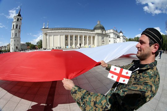 Gruzijos ambasada antradienį Vilniaus Katedros aikštėje išskleidė didžiulę vėliavą, vėliau sugiedojo himną.<br>R.Danisevičiaus nuotr.
