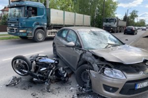 Kaune – žiauri avarija: žuvo motociklininkas, jo nepraleido staiga pasukęs automobilis