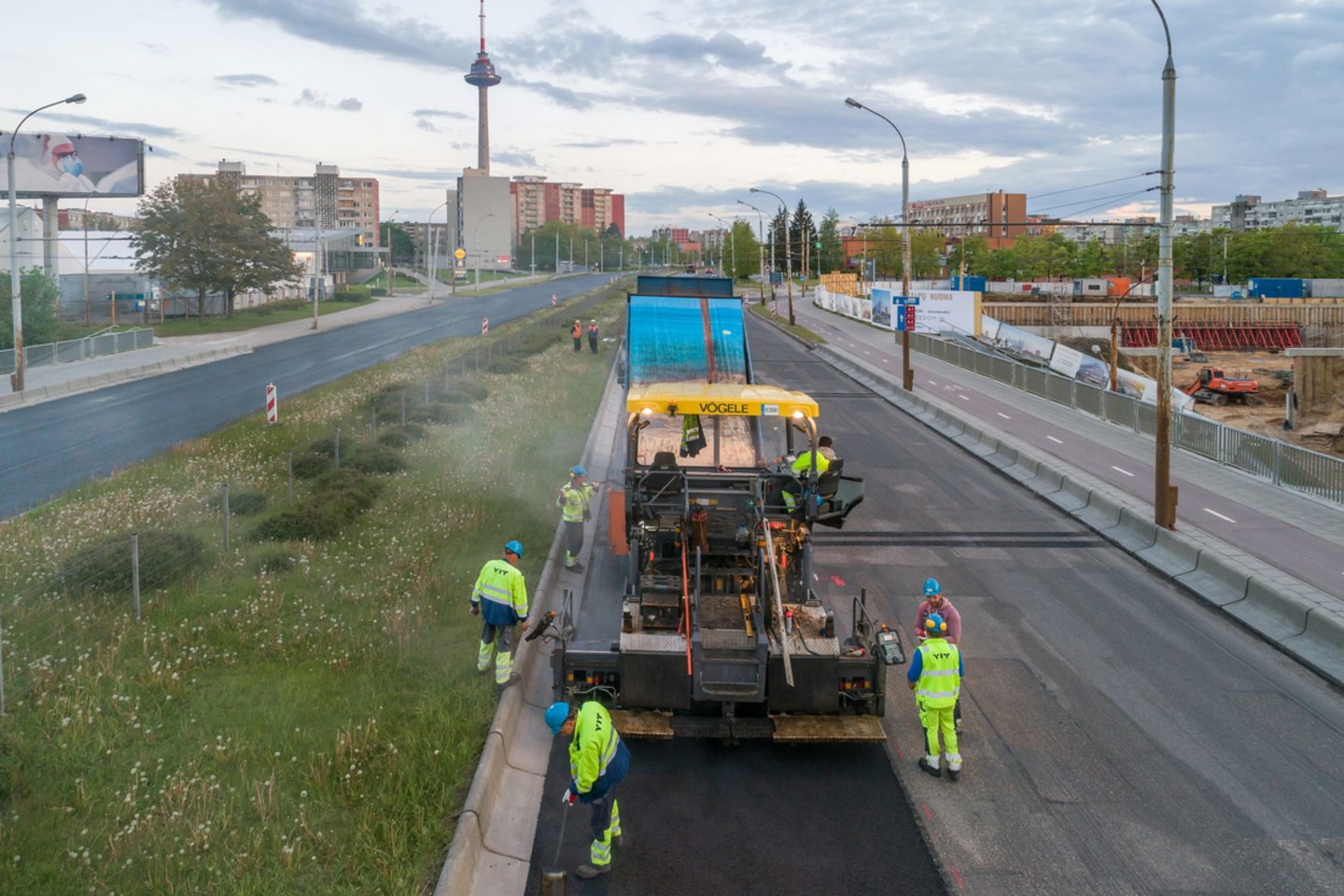 Beveik 1 km prospekto dalyje klojamas ištisinis asfaltas, jau pakeisti kelio bortai, nuotekų šuliniai, netrukus bus atnaujintas ir ženklinimas. <br>Pranešimo autorių nuotr.