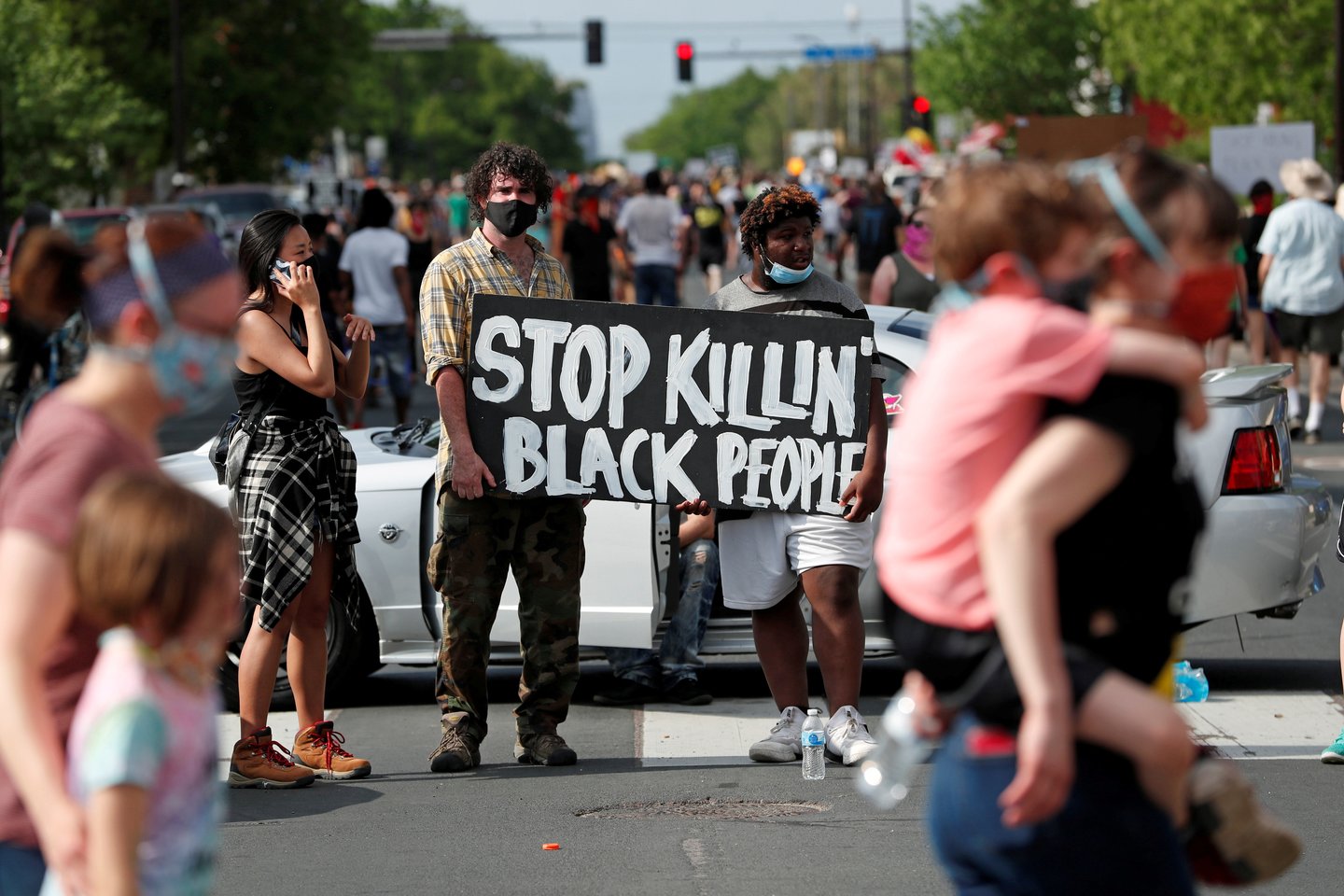 JAV sukrėtė dar vienas smurto prieš juodaodžius skandalas: keturi Minesotos valstijos policijos pareigūnai buvo atleisti iš pareigų po to, kai sulaikydami beginklį juodaodį panaudojo perteklinį smurtą, kuris baigėsi vyro mirtimi.<br>Reuters/Scanpix nuotr.