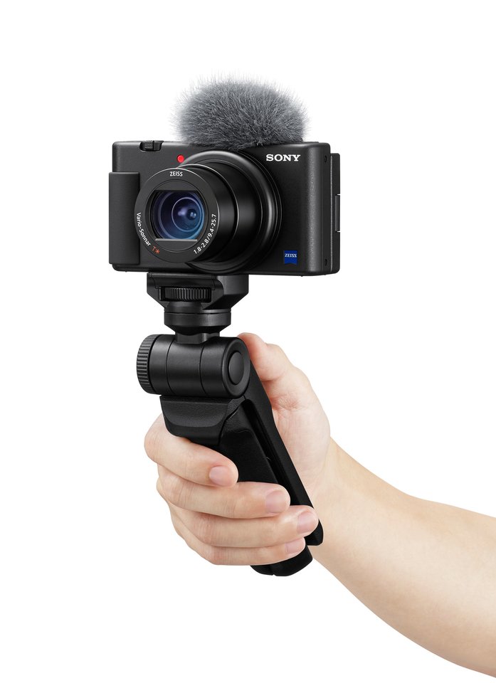  „ZV-1“ aprūpinta ir pažangiomis filmavimo galimybėmis – 4K vaizdo įrašymu, korpuse integruota optine, taip pat elektronine vaizdo stabilizavimo funkcija. <br> „Sony“ nuotr.