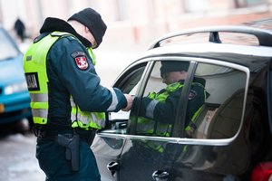 Kaunietis priblokštas: automobilį seniai pardavė, tačiau atkeliavo bauda