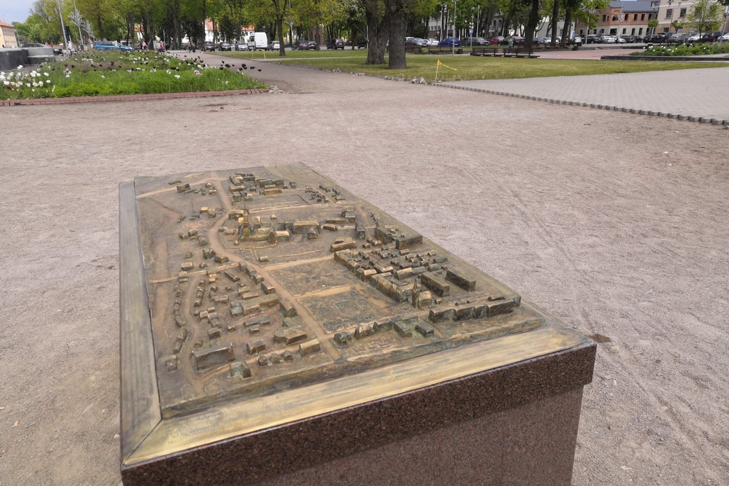 Kretingos miestas pasipuošė nauja iš akmens ir bronzos sukurta skulptūra.