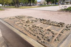 Kretingos miesto Rotušė pasipuošė neįprastu kūriniu