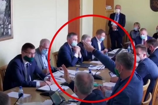 Seimo narys sukėlė diskusijų audrą: balsavimo metu parodytas gestas priminė nacių saliutavimą