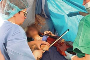 Lietuvoje Dainiui smegenų auglį operavo jam grojant: vyras papasakojo, kaip tada jautėsi