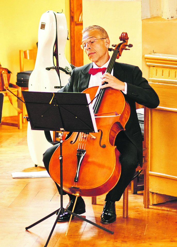 D.Palšauskas griežia violončele nuo vaikystės.<br>Nuotr. iš asmeninio albumo
