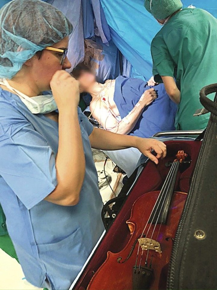 Dėl smegenų auglio violončelininkui D.Palšauskui atlikta antroji neurochirurginė operacija, jos metu pažadintas jis griežė altu, kad neurochirurgas R.Kvaščevičius patikslintų už muziką atsakingas smegenų sritis ir jas aplenktų šalindamas naviką.<br>Nuotr. iš asmeninio albumo