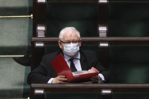 Politinis chaosas Lenkijoje gali peraugti į neramumus: J. Kaczynskis žada panaudoti jėgą?