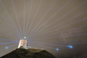 Mokslininkai ruošiasi lazeriais debesyse išmušinėti skyles. Kam to reikia?