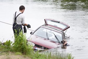 Būna ir taip: tikėjosi pagauti žuvį, bet tvenkinyje „sužvejojo“ automobilį