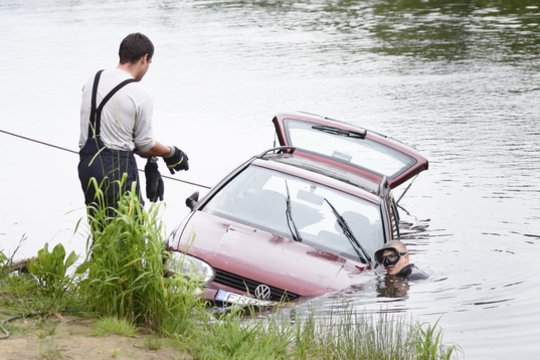 Būna ir taip: tikėjosi pagauti žuvį, bet tvenkinyje „sužvejojo“ automobilį