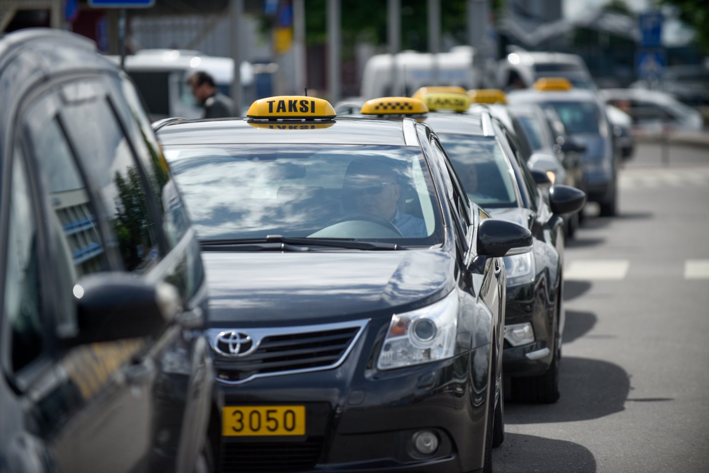 Leidimas vežti keleivius už atlygį tiek taksi vairuotojams, tiek pavežėjams kainuos 8 eurus.<br>D.Umbraso nuotr.