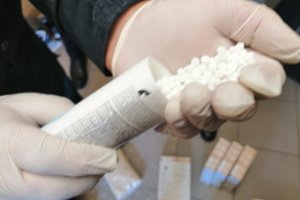 Demaskuoti tarnybine padėtimi piktnaudžiavę pareigūnai, nuteistiesiems platinę draudžiamus daiktus