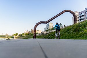 MO muziejus prakalbino populiariausią sostinės skulptūrą – „Krantinės arką“, pramintą vamzdžiu