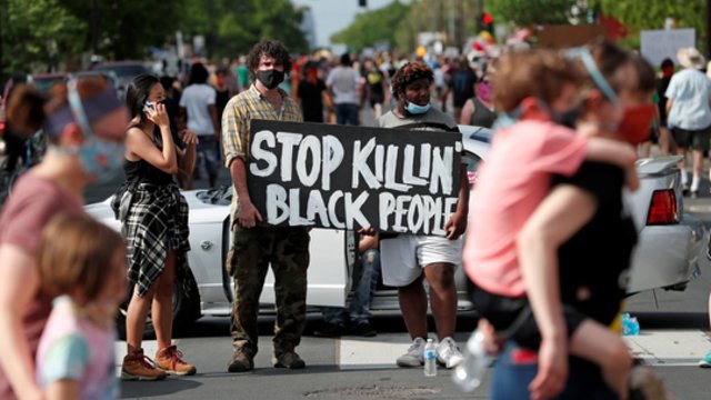 JAV sukrėtė smurto prieš juodaodžius skandalas: dėl pareigūnų veiksmų žuvo vyras