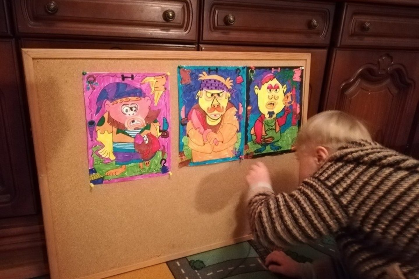   Menininkų sūnus labai mėgsta piešti ir spalvinti.<br> Asmeninio archyvo nuotr.
