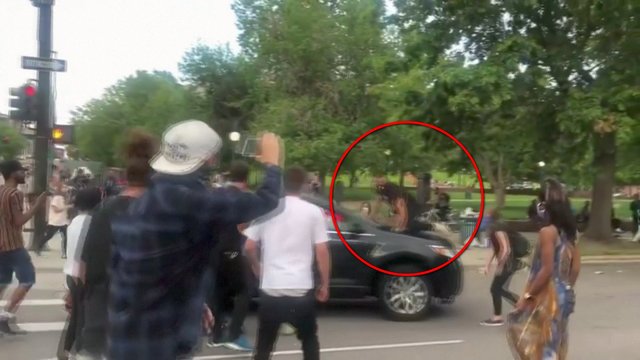 Automobilis įvažiavo į minią protestuojančiųjų dėl brutalios vyro mirties