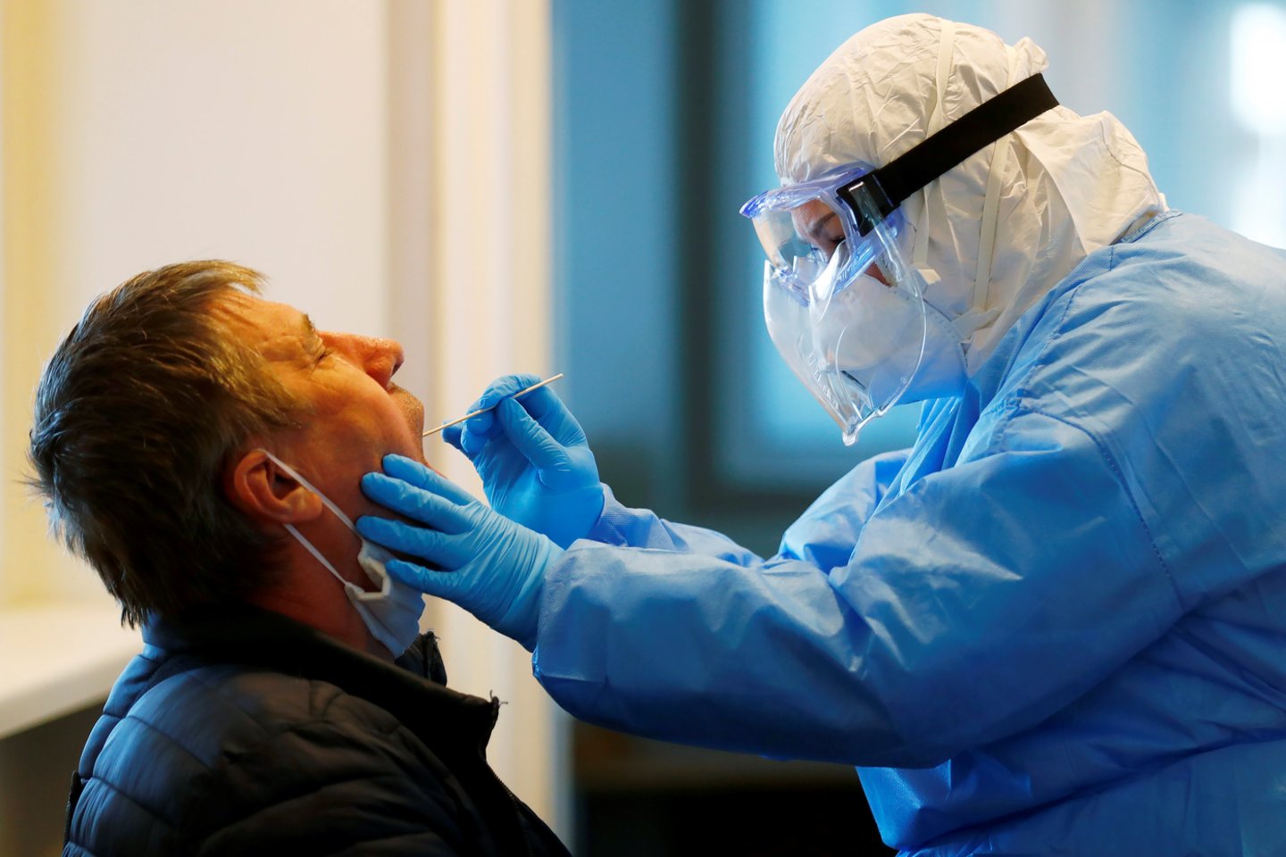 Pietų Korėjos vyriausybė leido naudoti preparatą „Remdesivir“, sukurtą kovai su Ebolos karštlige, koronavirusu užsikrėtusiems pacientams gydyti.<br>Reuters/Scanpix nuotr.