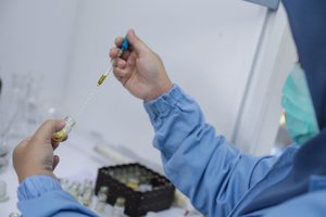 Pietų Korėjoje leista gydyti koronavirusu užsikrėtusius pacientus preparatu nuo Ebolos