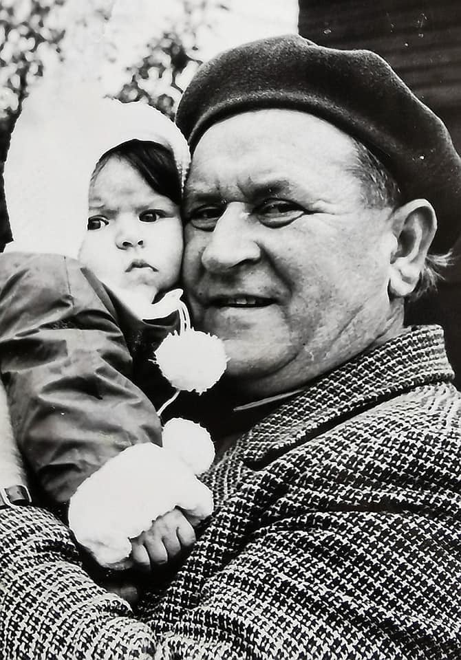  Rūta Mikelkevičiūtė su seneliu.<br> Soc. tinklo nuotr.