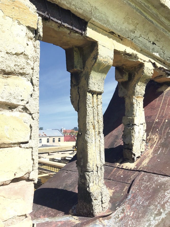 Ant Radvilų rūmų stogo yra išlikusių ir XVII amžiaus puošybos elementų.<br>Lietuvos nacionalinio dailės muziejaus nuotr.
