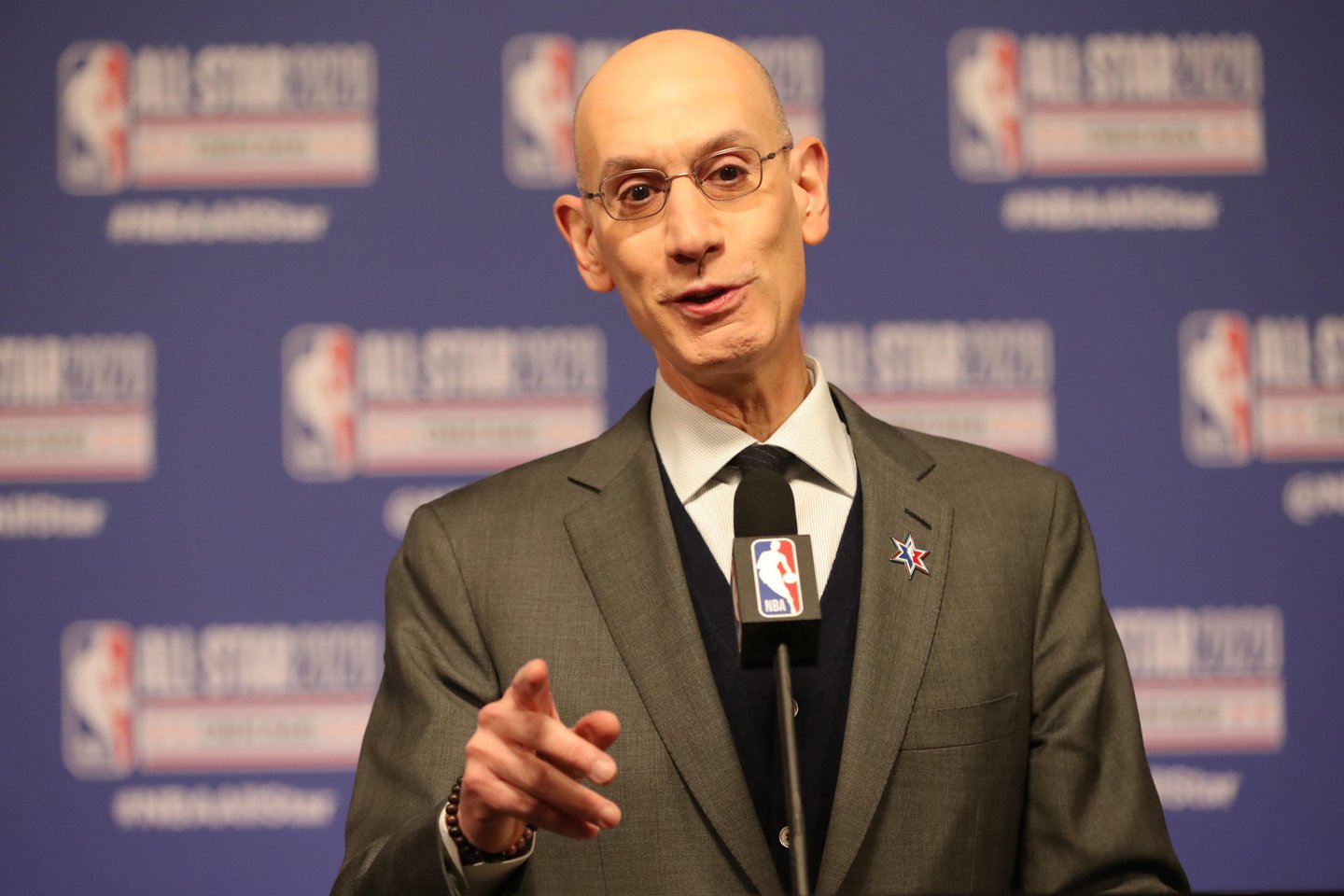 NBA komisaras Adamas Silveris pateiks kelis sezono baigimo variantus.<br> Reuters/Scanpix nuotr.