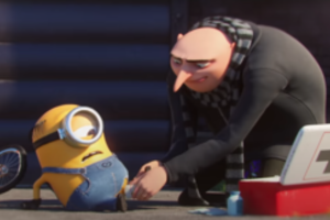 Nuotaikingame video klipe Gru su geltonaisiais pakalikais ragina vaikus likti namuose