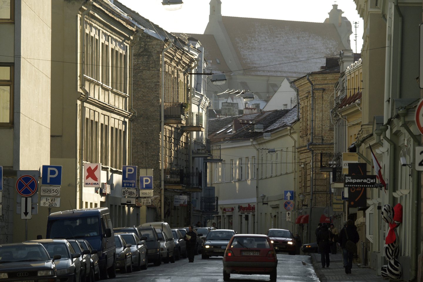 Šioje Vilniaus senamiestčio gatvėje inspektoriai ant namo aptiko keistą griozdą.<br>V.Ščiavinsko nuotr.