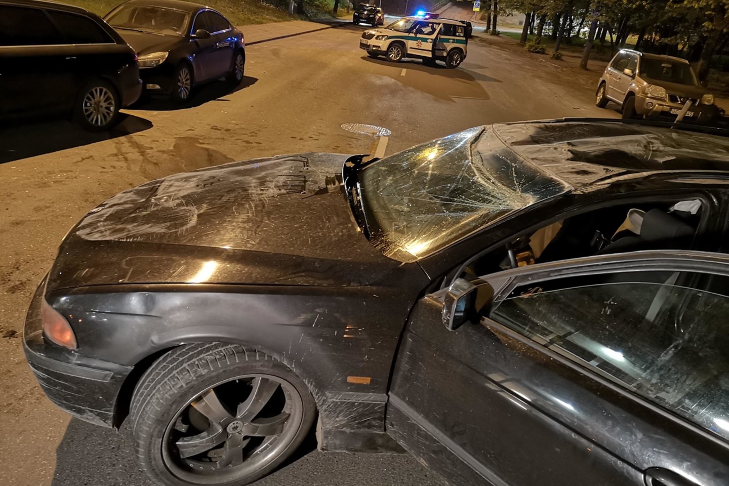 Policija ieško praėjusį šeštadienį Vilniuje apvirtusio automobilio „BMW“ vairuotojo, kuris po avarijos pabėgo iš įvykio vietos.<br>A.Vaitkevičiaus nuotr.