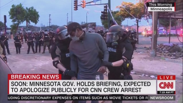 JAV žmonės dar labiau įsiuto: tiesioginio eterio metu sulaikytas afroamerikietis reporteris