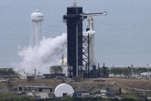 „SpaceX“ raketa su dviejų JAV astronautų įgula pradėjo istorinį skrydį