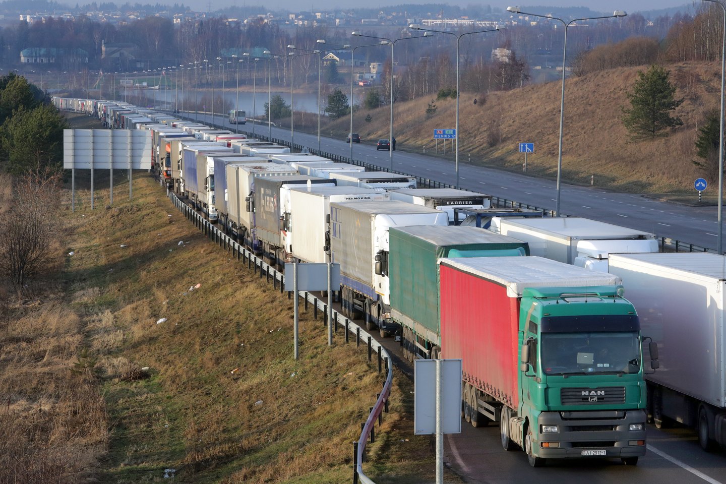 Medininkų pasienio su Baltarusija kontrolės punkte rytą buvo fiksuotas itin padidėjęs krovininio transporto srautas.<br>V.Balkūno nuotr.