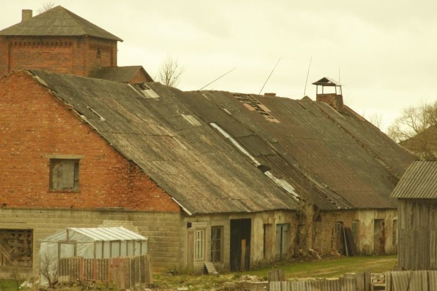 Kultūros vertybių registro nuotraukose – išlikę Šateikių dvaro sodybos pastatai.