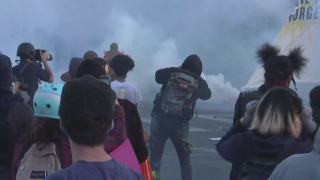 Bando suvaldyti chaosą: JAV į protestuotojų minią paleistos guminės kulkos ir ašarinės dujos