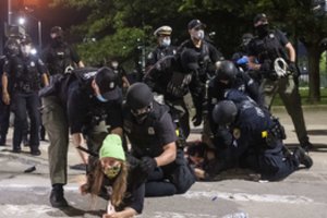 Kinijos žiniasklaida naudojasi rasine įtampa, kad sukritikuotų JAV dėl Honkongo