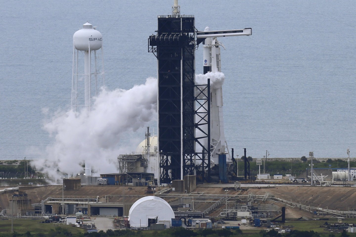 „SpaceX“ kosminis laivas „Crew Dragon“ su dviem astronautais šeštadienį sėkmingai startavo į orbitą bandomajam skrydžiui.<br> Reuters/Scanpix nuotr.