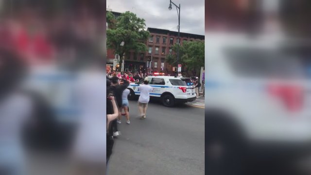 Vaizdai šokiruoja: Niujorke du policijos automobiliai įvažiavo į protestuotojų minią
