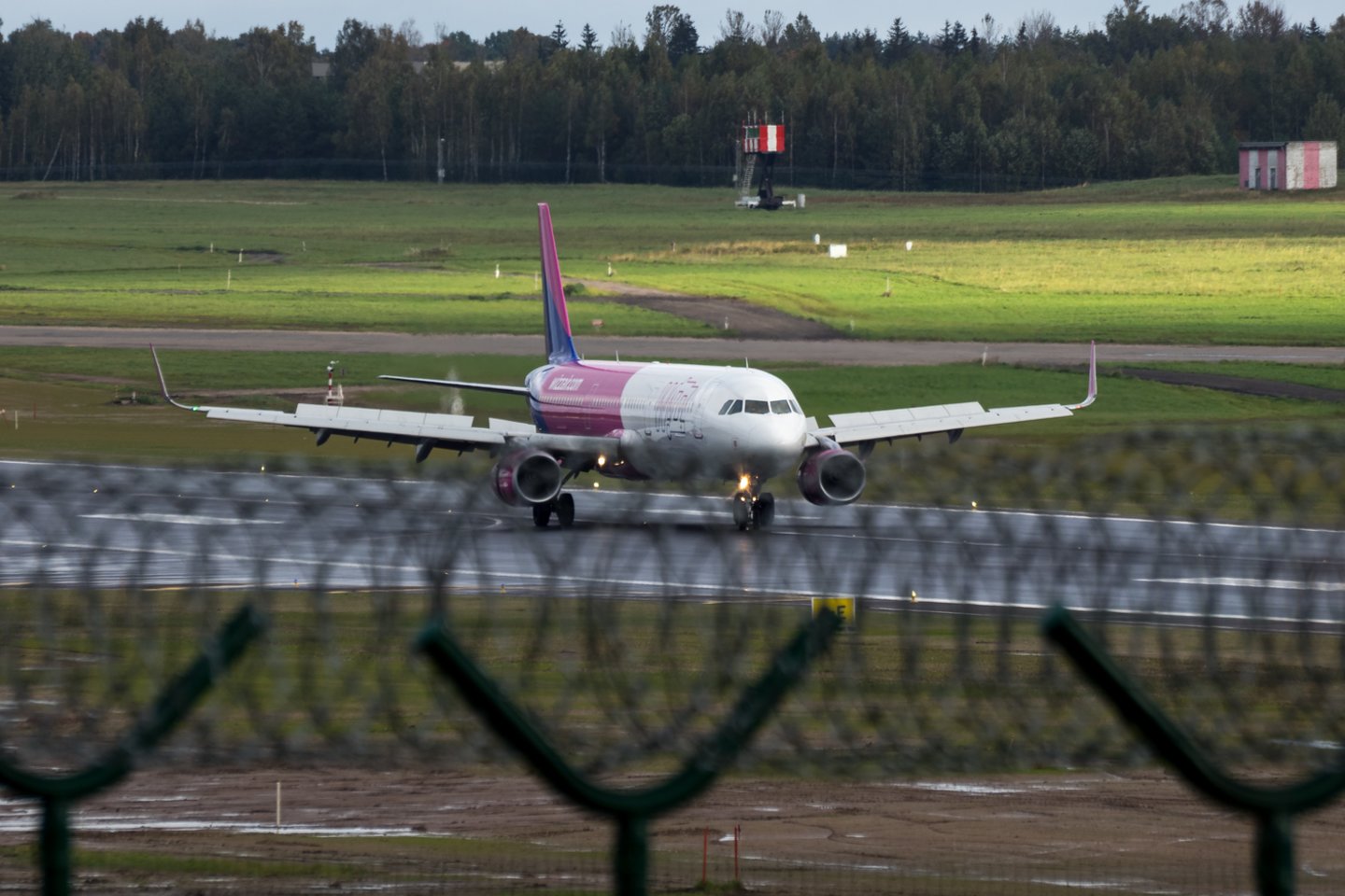 Vengrijos oro bendrovė „Wizz Air“ pirmadienį atnaujina reguliarius skrydžius iš Kauno į Nyderlandų miestą Eindhoveną bei Norvegijos miestus Olesiundą ir Bergeną.<br>V.Ščiavinsko nuotr.
