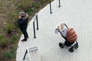 Seimas svarsto, ar leisti seneliams už anūkų priežiūrą gauti išmoką 