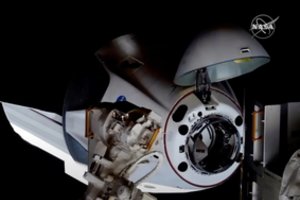 Astronautai atidarė liuką tarp erdvėlaivio „Crew Dragon“ ir Tarptautinės kosminės stoties