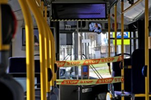 Autobusų ir troleibusų vairuotojai taip saugosi nuo virusų, kad keleiviams jau trūksta vietų atsisėsti