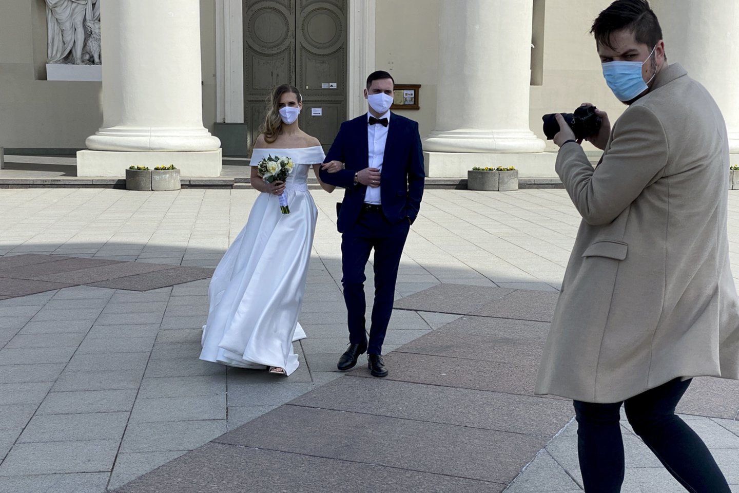 Karantinas sujaukė daugumos įsimylėjėlių planus ne tik susituokti, bet ir atšvęsti vestuves. Skaičiuojama, kad šį sezoną vestuvių bus atšokta kone perpus mažiau. O neatšaukę šventės savo planus koreguoja ir renkasi kuklesnes vestuves.