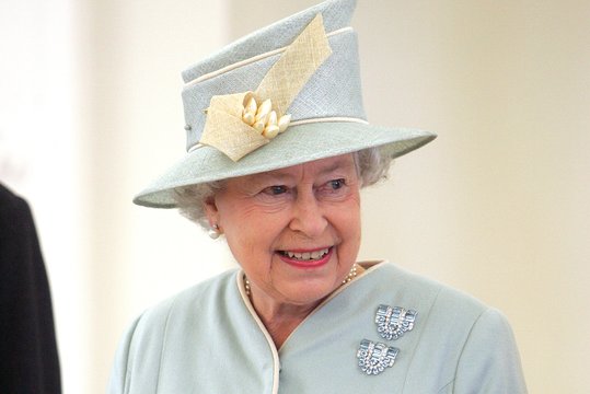 1952 m. Jungtinės Karalystės karaliene buvo karūnuota Jurgio VI duktė Elizabeth Alexandra Mary Windsor. Ta proga Europos transliuotuojų sąjunga EBU organizavo pirmąją tiesioginę savo transliaciją – karūnavimo iškilmes tiesiogiai galėjo stebėti Belgijos, Danijos, Prancūzijos, Vakarų Vokietijos, Italijos, Nyderlandų, Šveicarijos ir Didžiosios Britanijos žiūrovai. Elizabeth II yra ilgiausiai pasaulio istorijoje valdanti monarchė.<br>G.Skaraitienės nuotr.